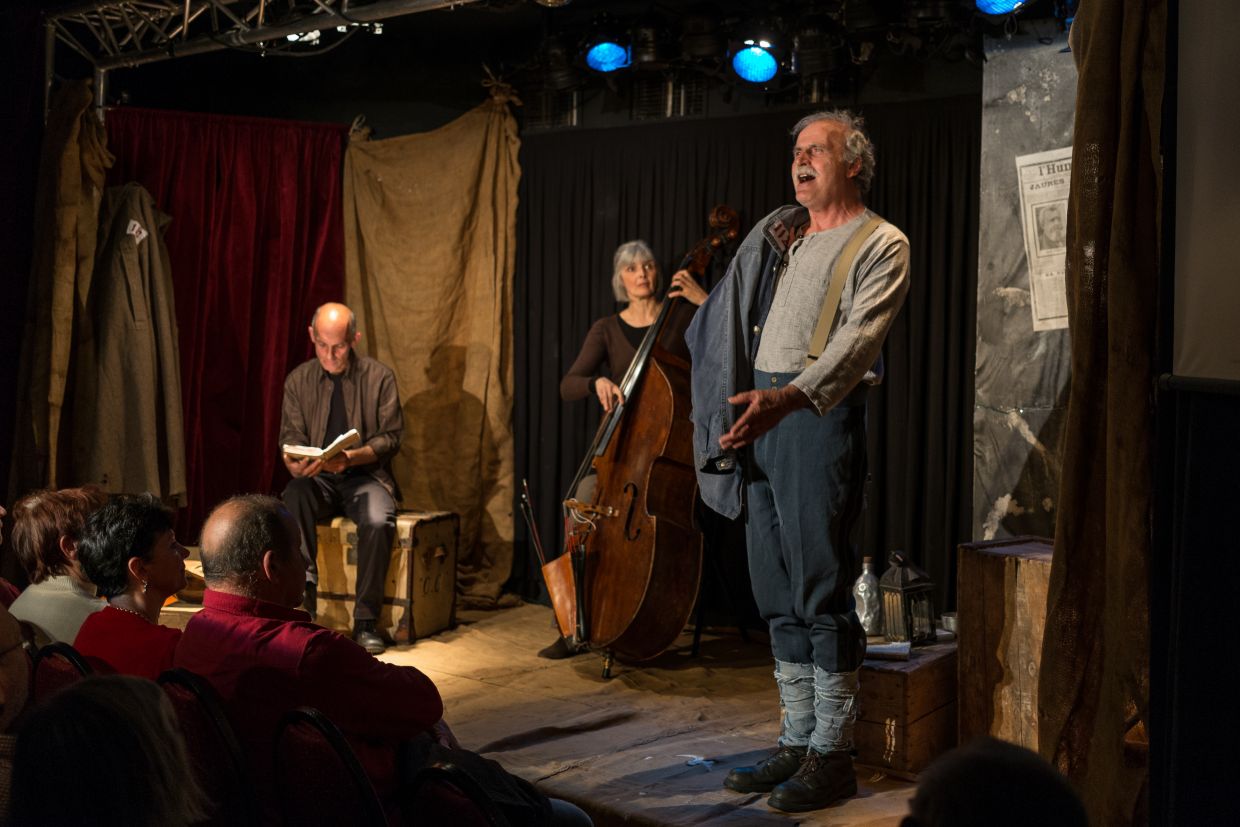 la-piece-de-theatre-pour-lexemple-a-emu-un-large-public