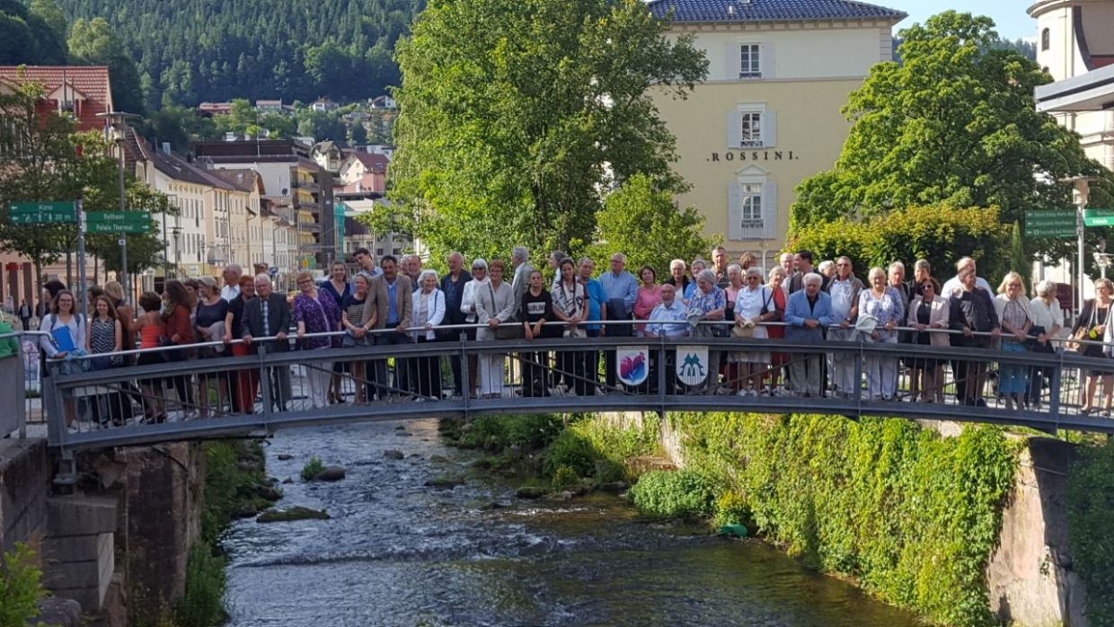 sur-le-pont-de-lamitie-entre-wildbad-et-cogolin
